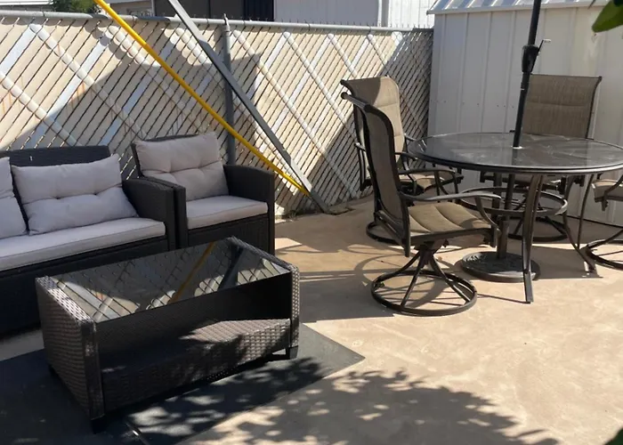 Cozy With Sparkling Pool/pet Friendly